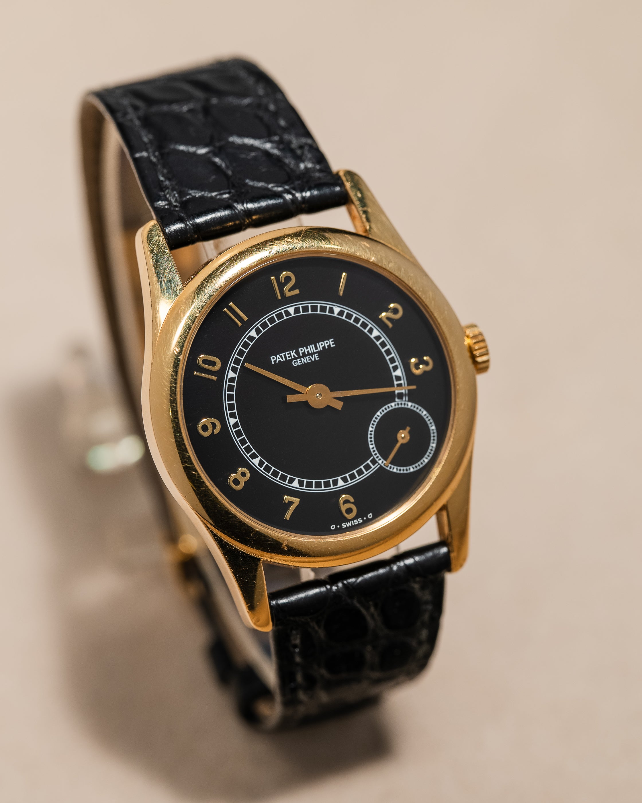 【美品】AUBERGE CAHRBON DEEP Calatrava Gold 5000J Calatrava Yellow Gold Black Western Arabic Dial 33mm
